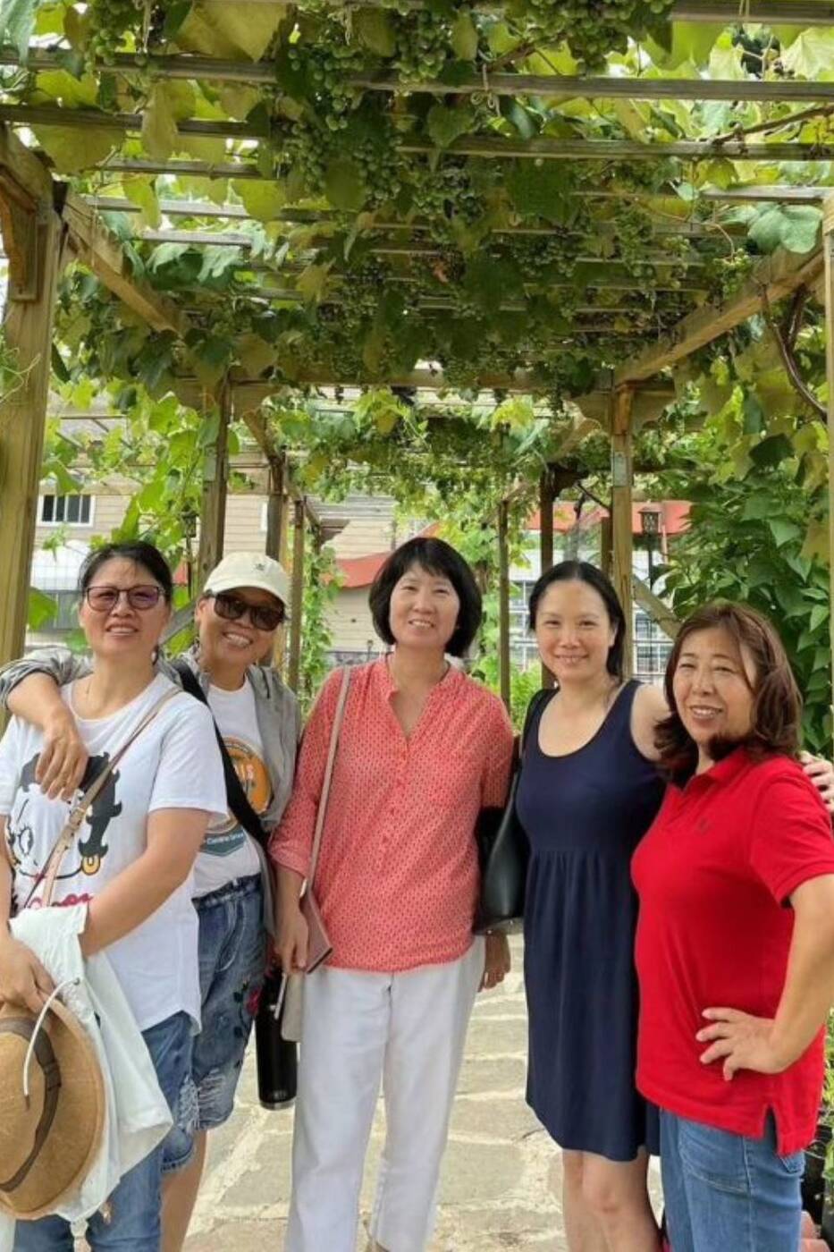 游客在辽宁山庄合影