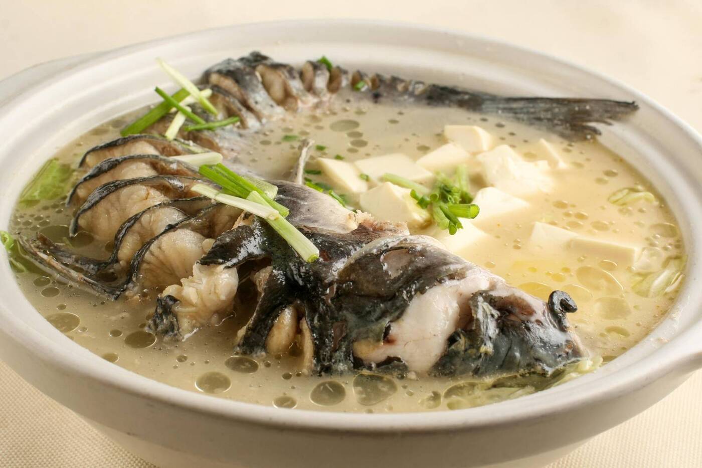 黑龙江特色得莫利炖鱼，鲜鱼与豆腐粉条同炖